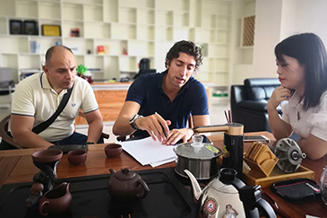 意大利客戶(hù)蒞臨銳天機(jī)電走訪(fǎng)調(diào)研